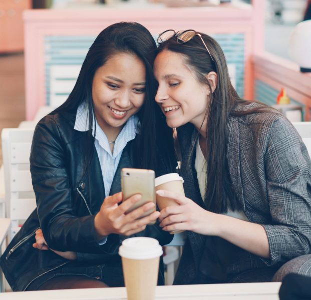 Image of people happily using the Peer app in a cafe